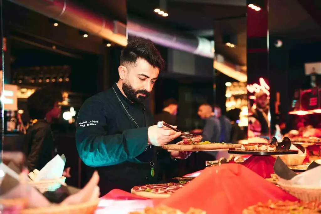 Cameriere al lavoro dietro al buffet