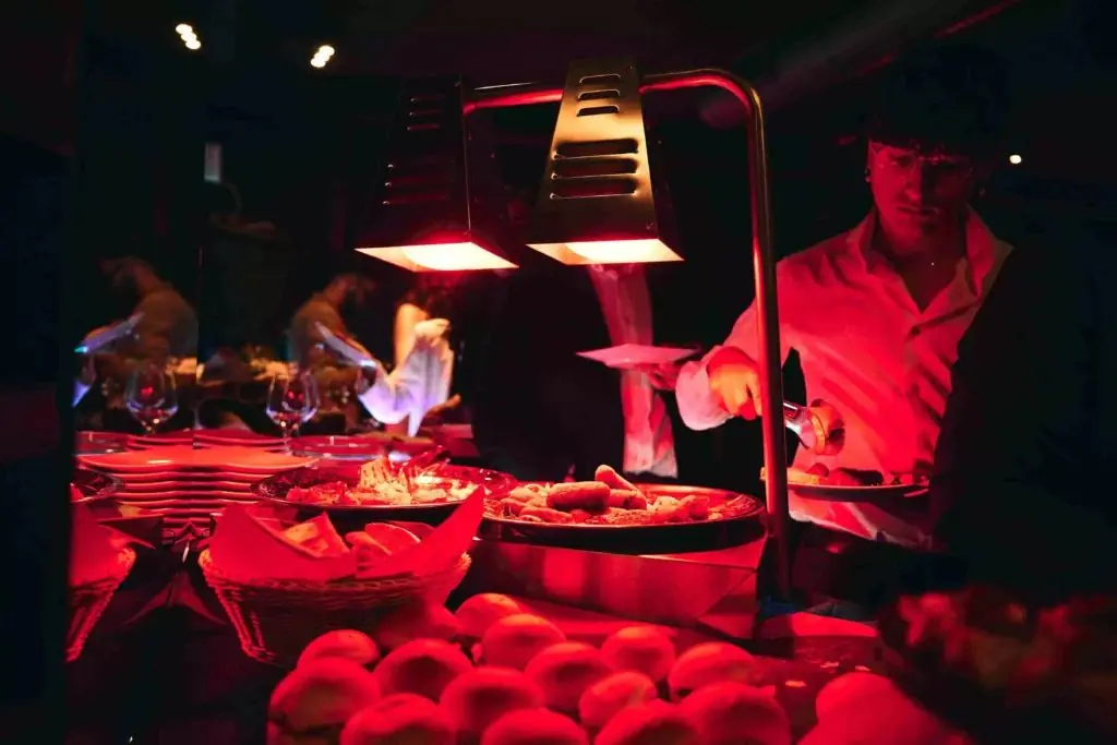 Dettaglio del buffet con specialità calde