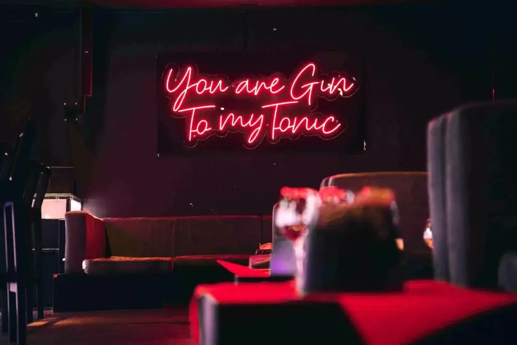Divani e insegna neon nell'area lounge