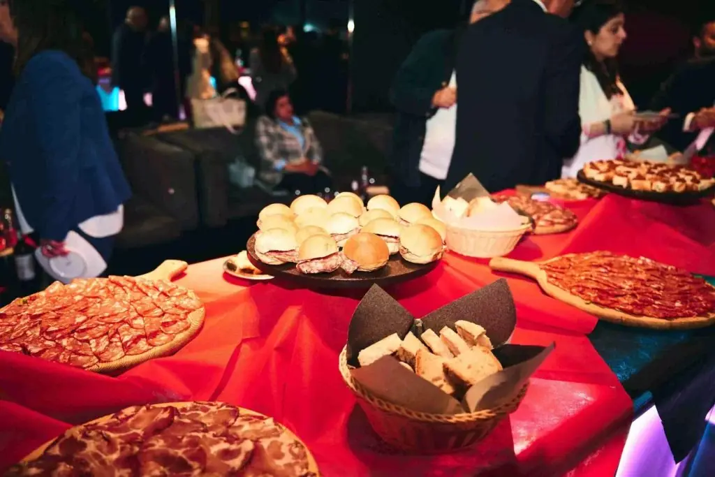 Buffet con pizze e taralli