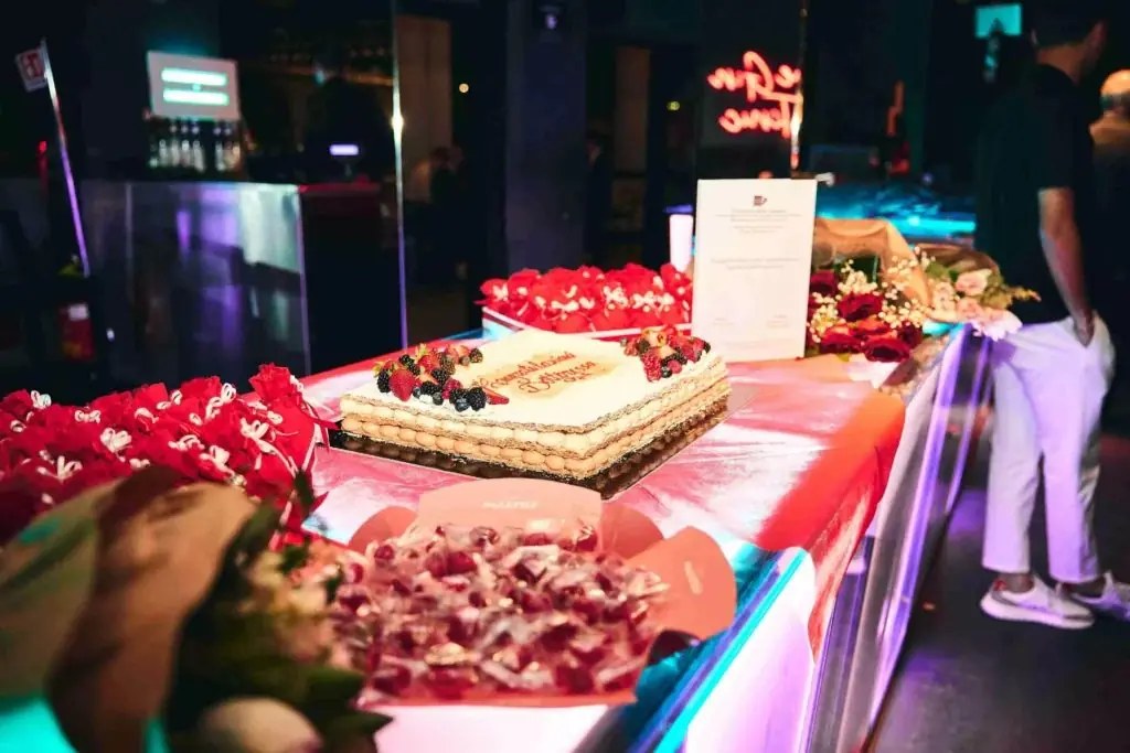 Torta di laurea guarnita con frutti di bosco